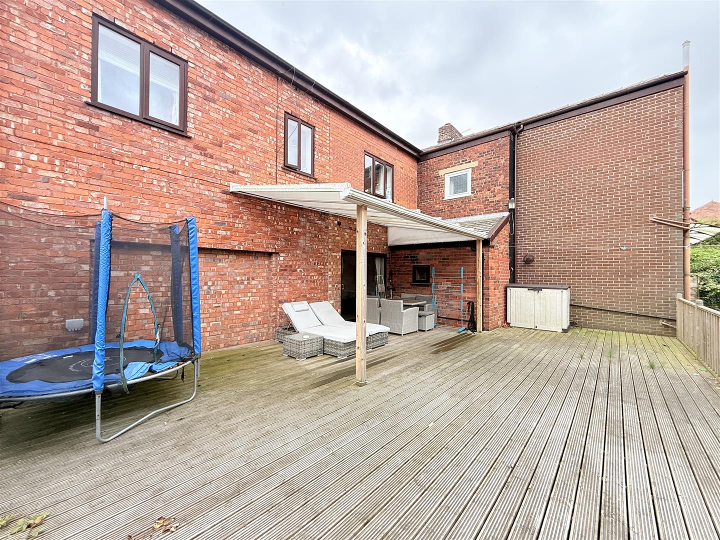 5 bed house - semi-detached in Grove Street, Ashton-Under-Lyne – photo 2
